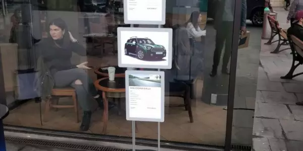 LED BOX w salonie samochodowym, dowolna aranżacja ram LED